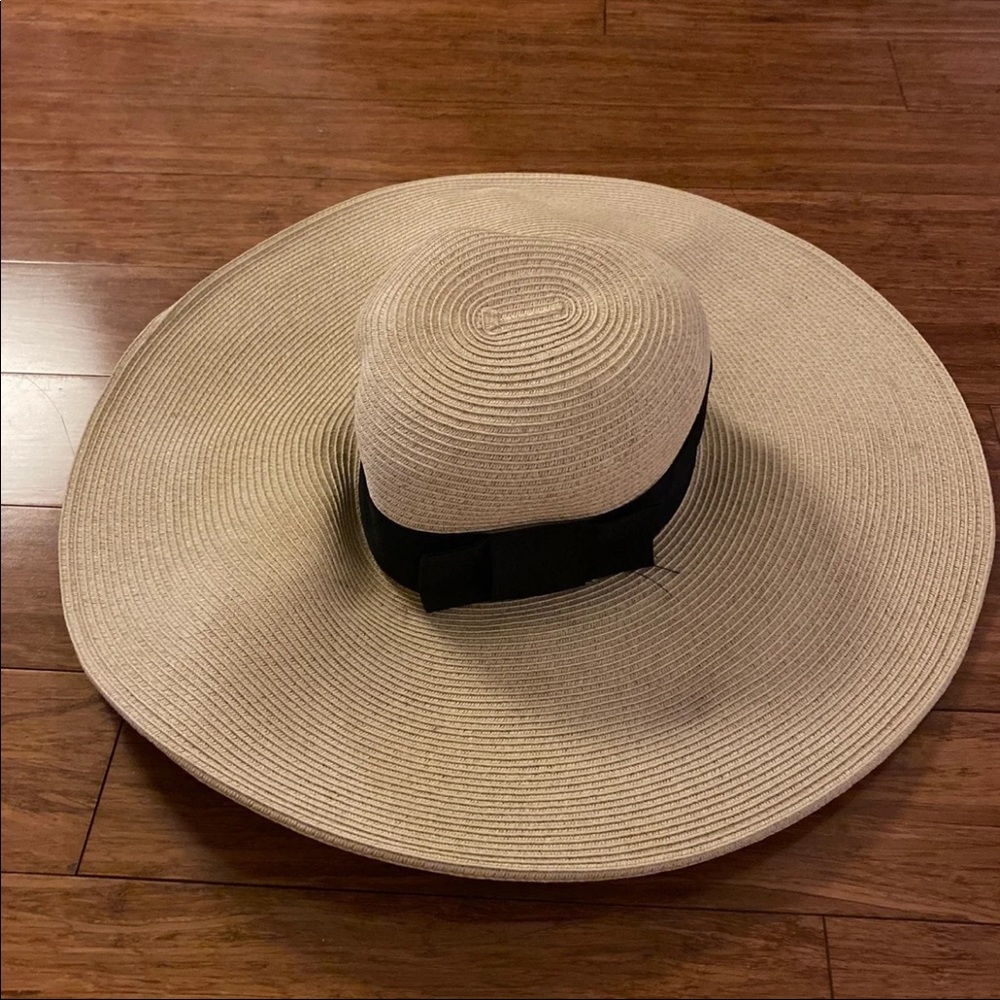 Sun hat with black ribbon